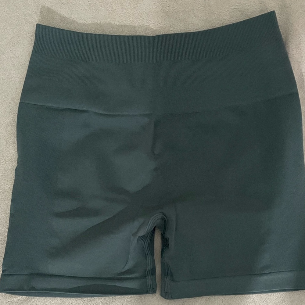 Alphalete amplify shorts in charcoal